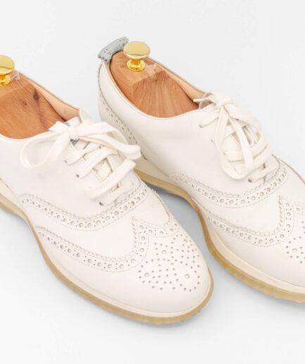 Sapato branco em couro com lindos detalhes