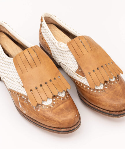 Sapato elegante com detalhes em couro