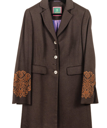 Sobretudo marrom com manga bordada